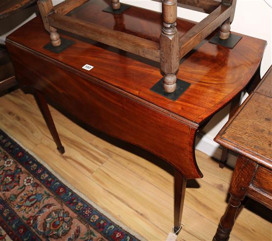 A George III butterfly mahogany Pembroke table, W.91cms